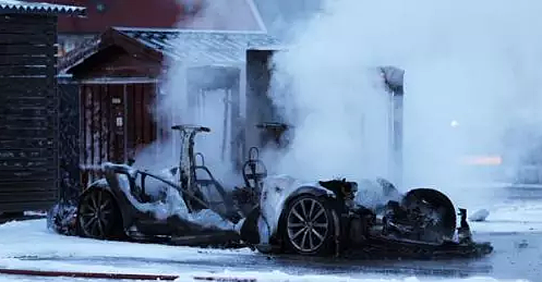挪威Model S起火事故后，整个车辆被烧成一堆废铁