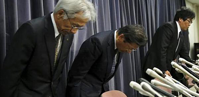 三菱汽车社长相川哲郎20日召开记者会 与一同出席记者会的公司官员深深鞠躬