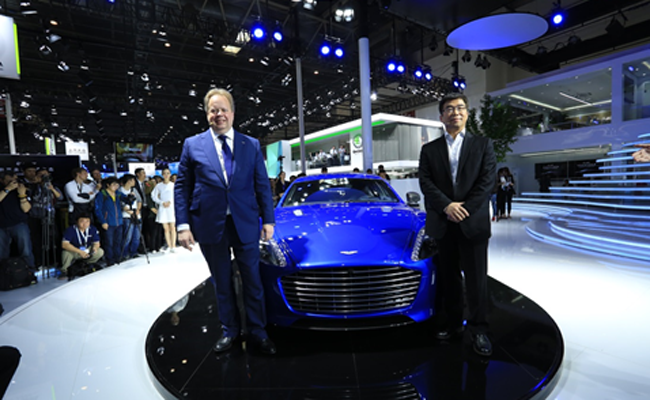 阿斯顿·马丁CEO安德鲁·帕尔默博士(左)与乐视超级汽车联合创始人、全球副董事长、中国及亚太区CEO丁磊先生揭幕第二代乐视车联版Rapide S