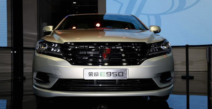 中国首款“插电混动高级轿车”荣威e950
