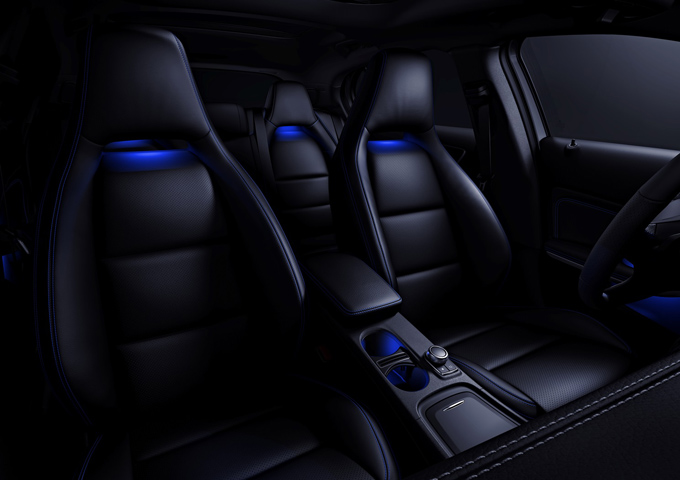 梅赛德斯-奔驰GLA SUV蓝调版标配了12色环境氛围照明系统