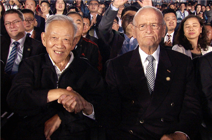 原中国第一汽车厂厂长耿昭杰与德国大众前董事长哈恩博士时隔25年再度握手