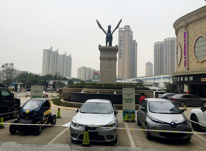 第三届中法城市可持续发展论坛期间，雷诺电动车在武汉展出