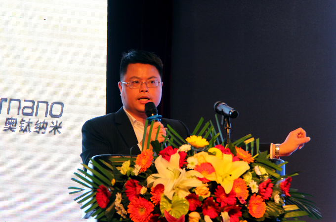 珠海银隆新能源研究院院长蔡惠群做《钛酸锂电池的安全性技术介绍》的演讲