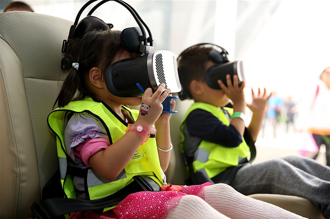 高科技VR设备为孩子们带来新鲜体验