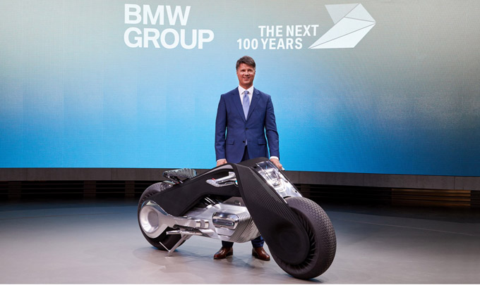 宝马集团董事长科鲁格先生与BMW Motorrad VISION NEXT 100概念车